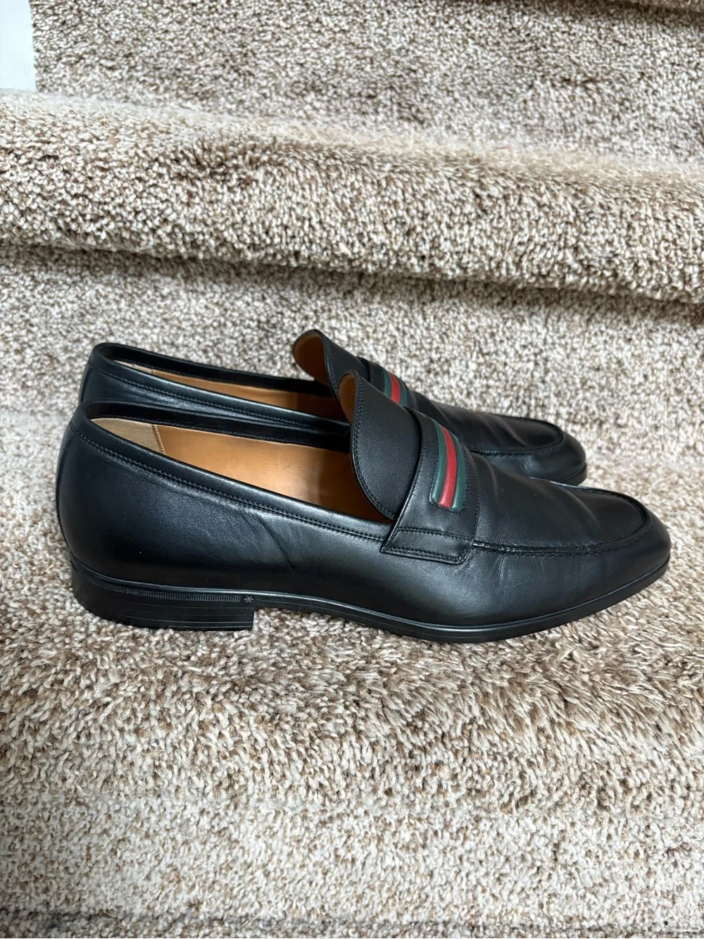 Gucci Men's Black Leather Loafers with Green & Red Stripe